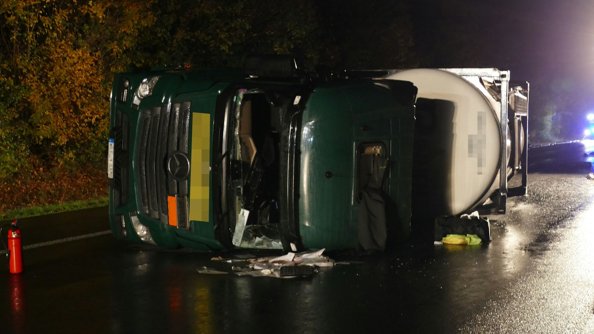 Ein Tanklaster liegt auf der Seite.