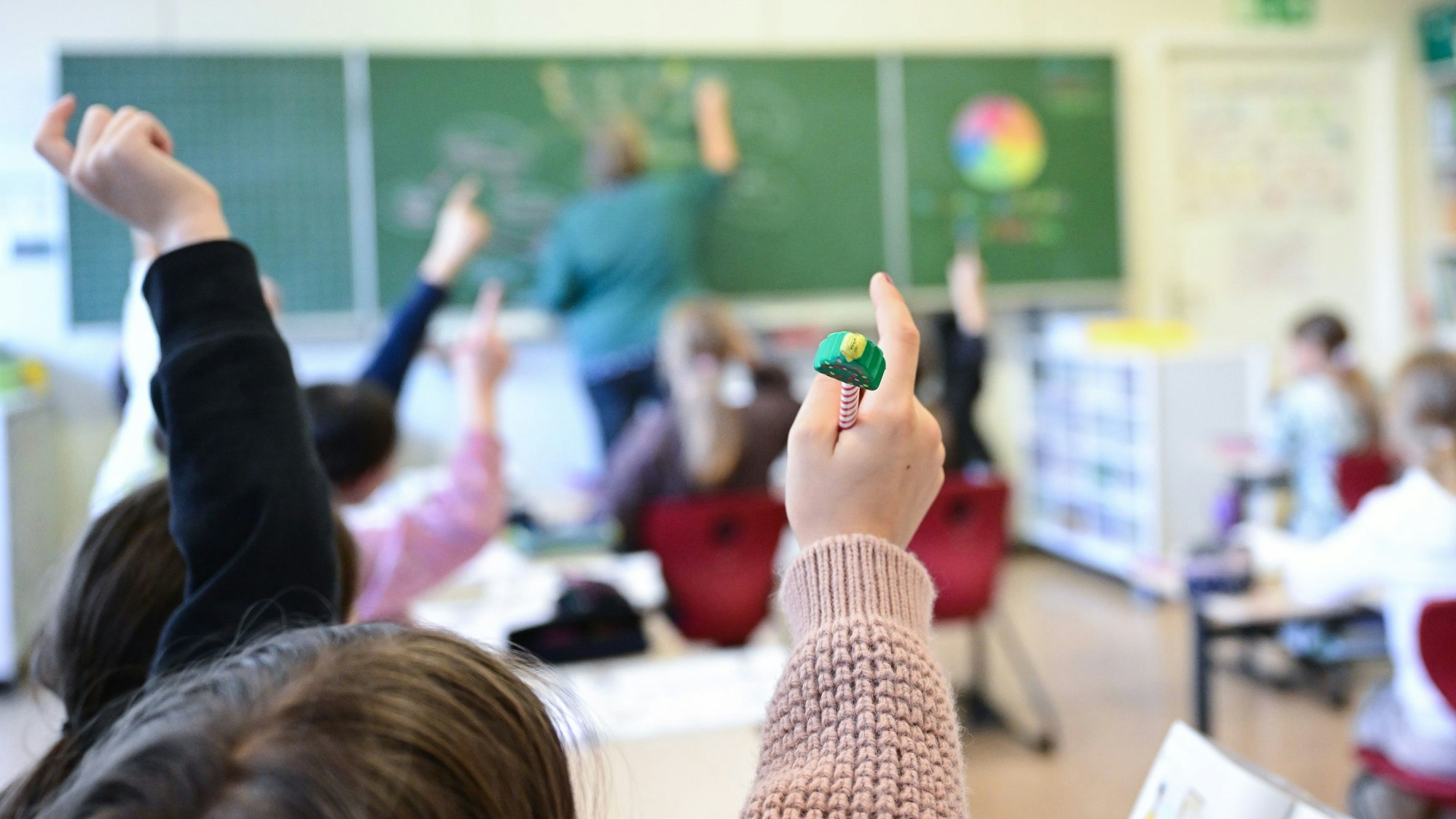 Viertklässler in einer Klasse.