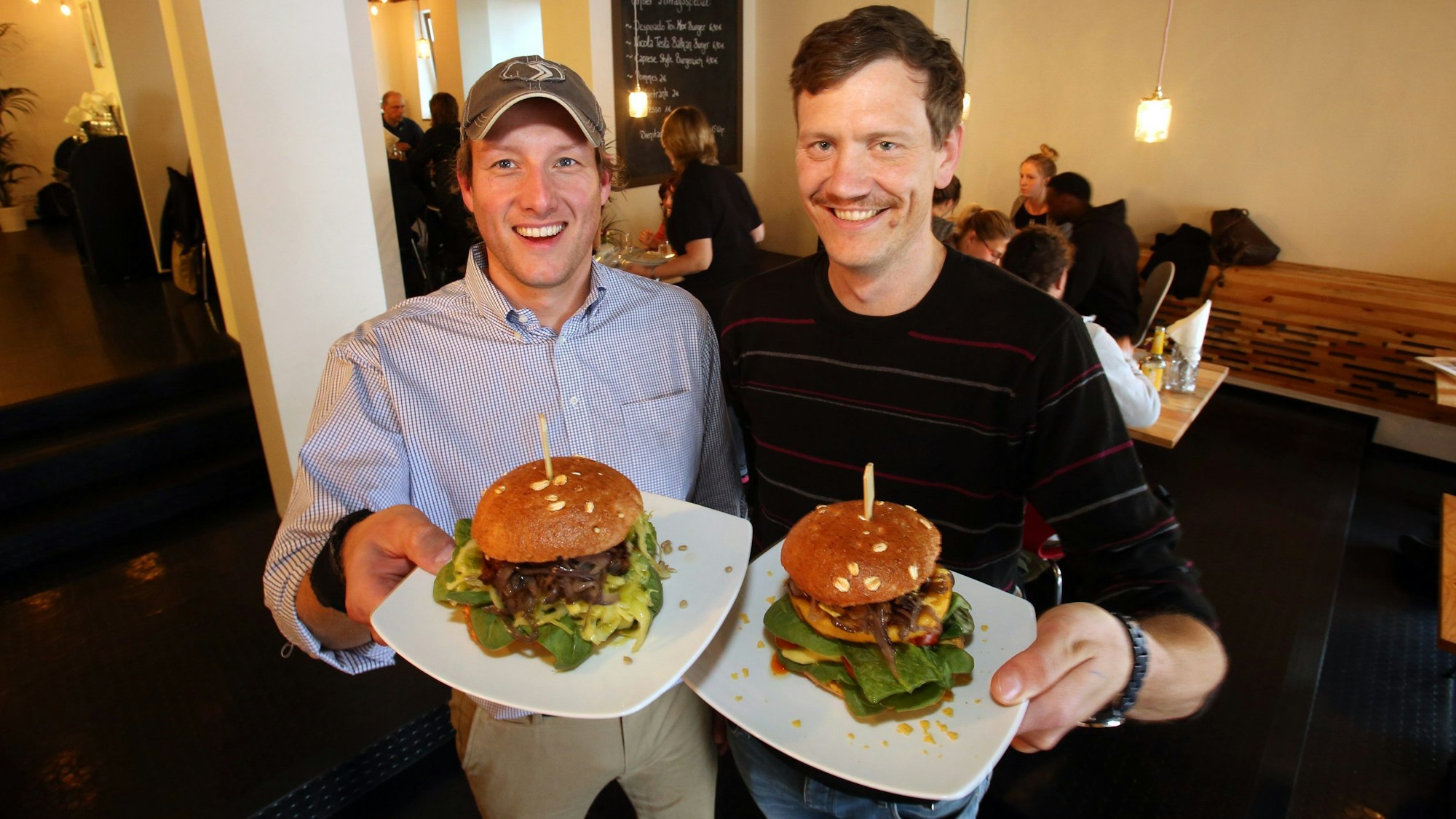 Mario Bind er(l.) und Uli Glemnitz bei der Eröffnung des Lokals im Jahr 2015.