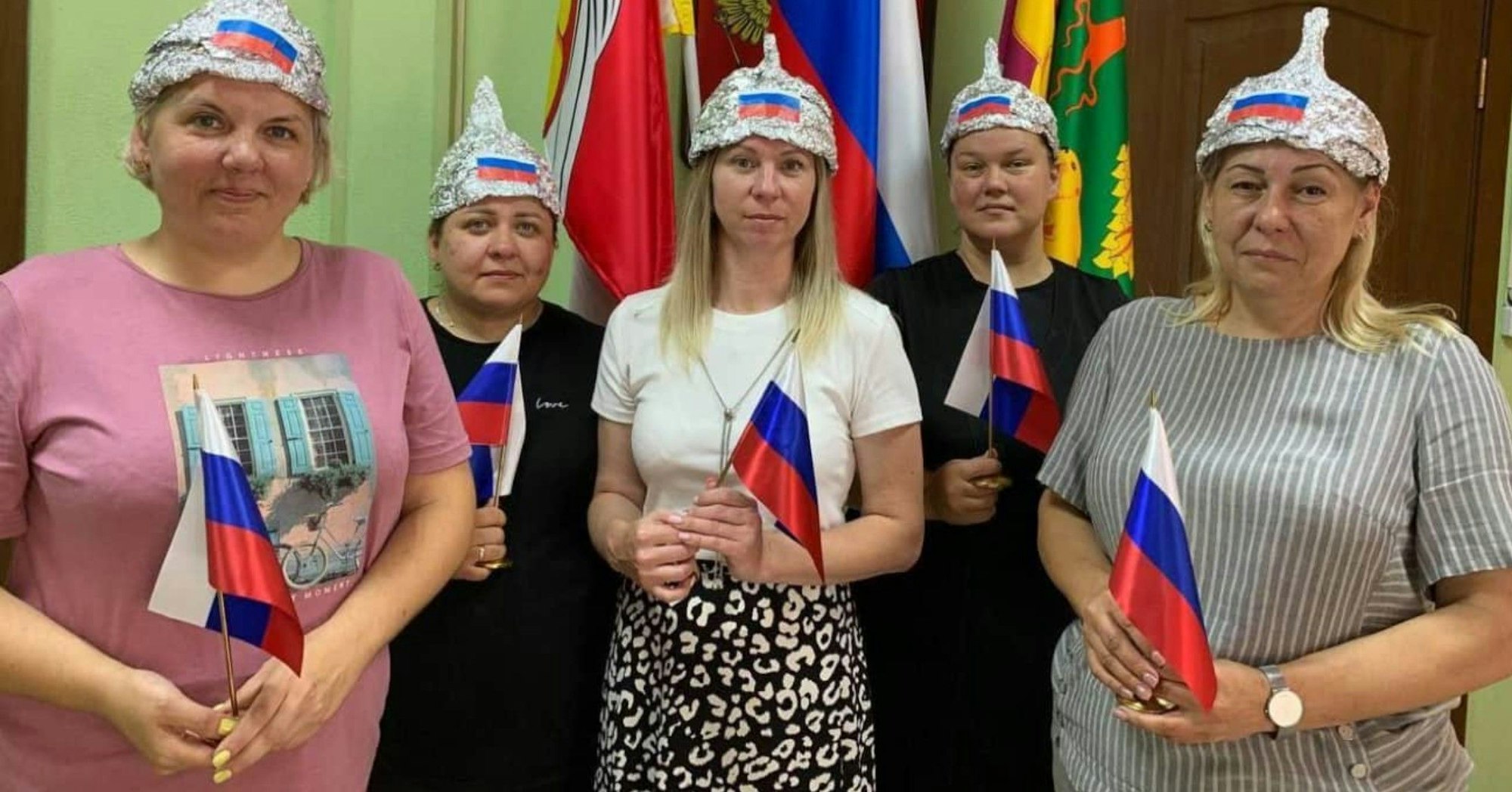 Russische Lehrerinnen posieren in einem Video des Aktivisten Wladsylaw Bochan mit Aluhüten. Die Lehrkräfte waren zuvor auf einen Scherz des belarussischen Dissidenten hereingefallen.