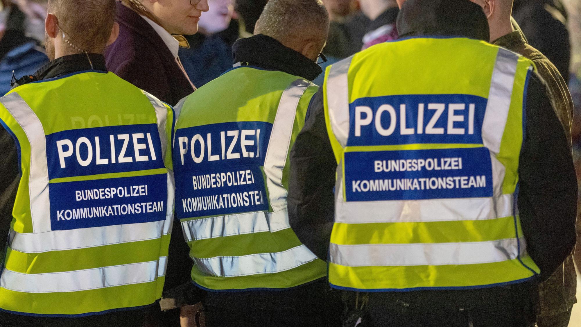 Ein Kommunikationsteam der Bundespolizei steht am 11.11. vor dem Kölner Hauptbahnhof.