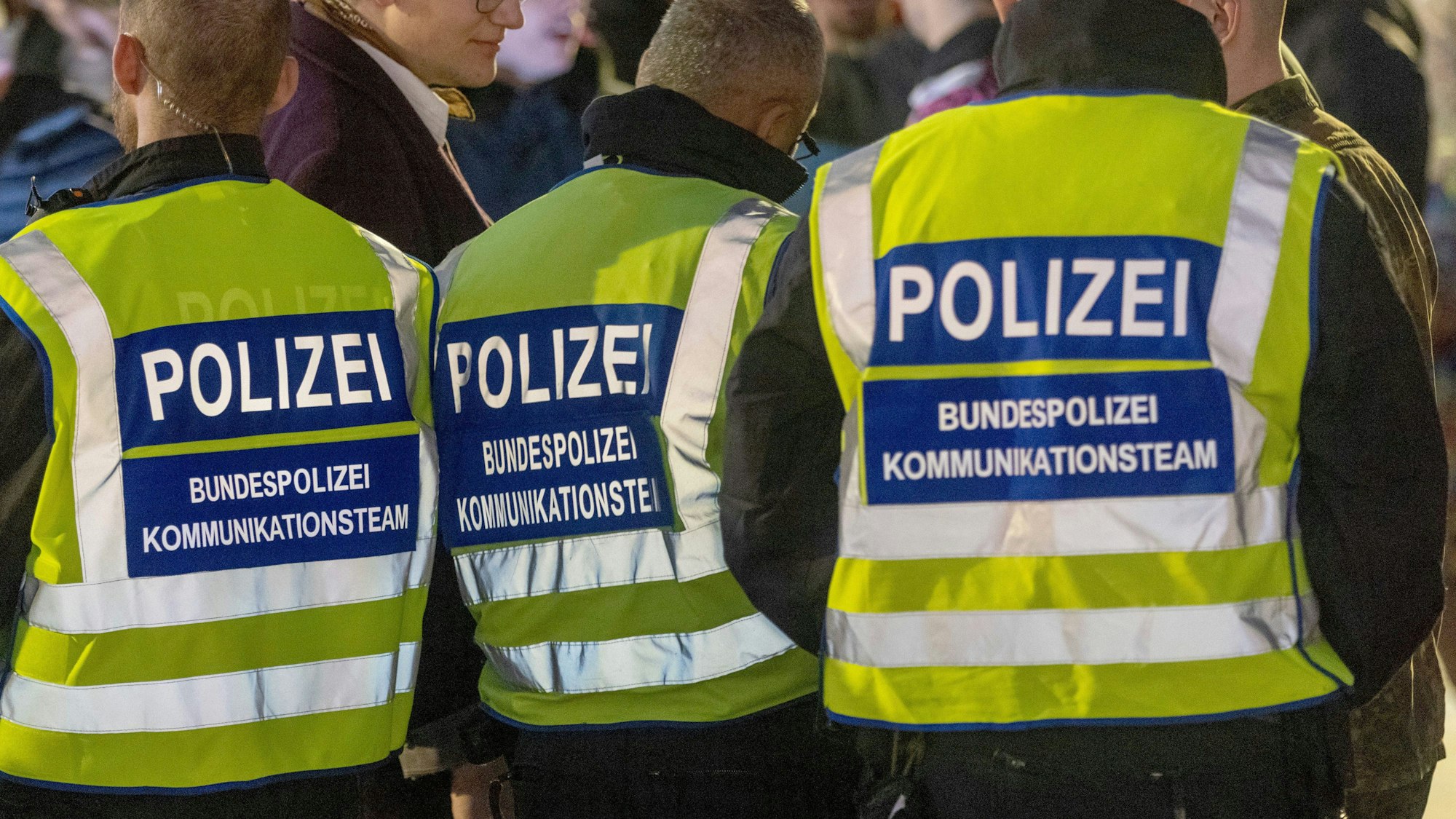 Ein Kommunikationsteam der Bundespolizei steht am 11.11. vor dem Kölner Hauptbahnhof.