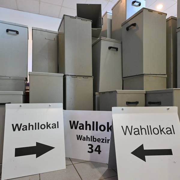 Wahlurnen und -schilder stehen in einem Lager. (Symbolbild)