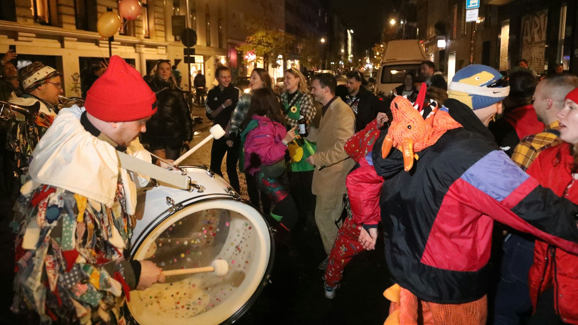 11.11.2024, Köln: Abendsimpression vom Brüsseler Platz. Foto: Arton Krasniqi