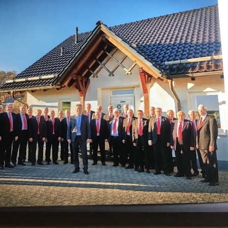 Eine Gruppe von Männern mit roten Krawatten.