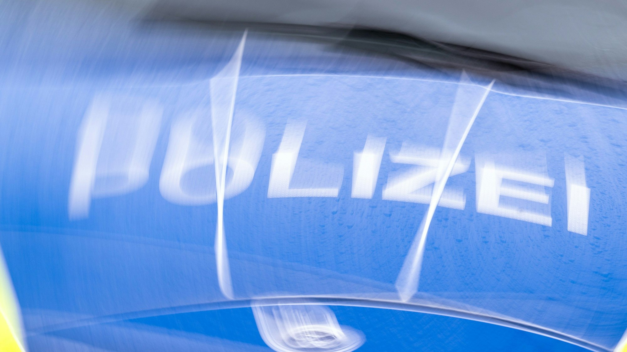Der Schriftzug ·Polizei· auf der Kühlerhaube eines Autos, aufgenommen während einer Verkehrskontrolle an der Berliner Straße.