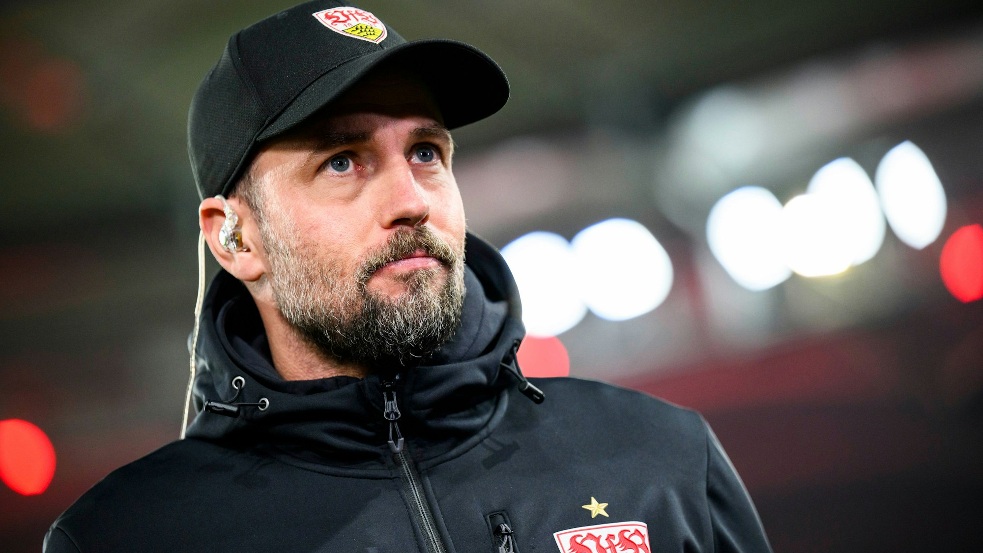 Stuttgarts Trainer Sebastian Hoeneß steht vor dem Spiel im Stadion.