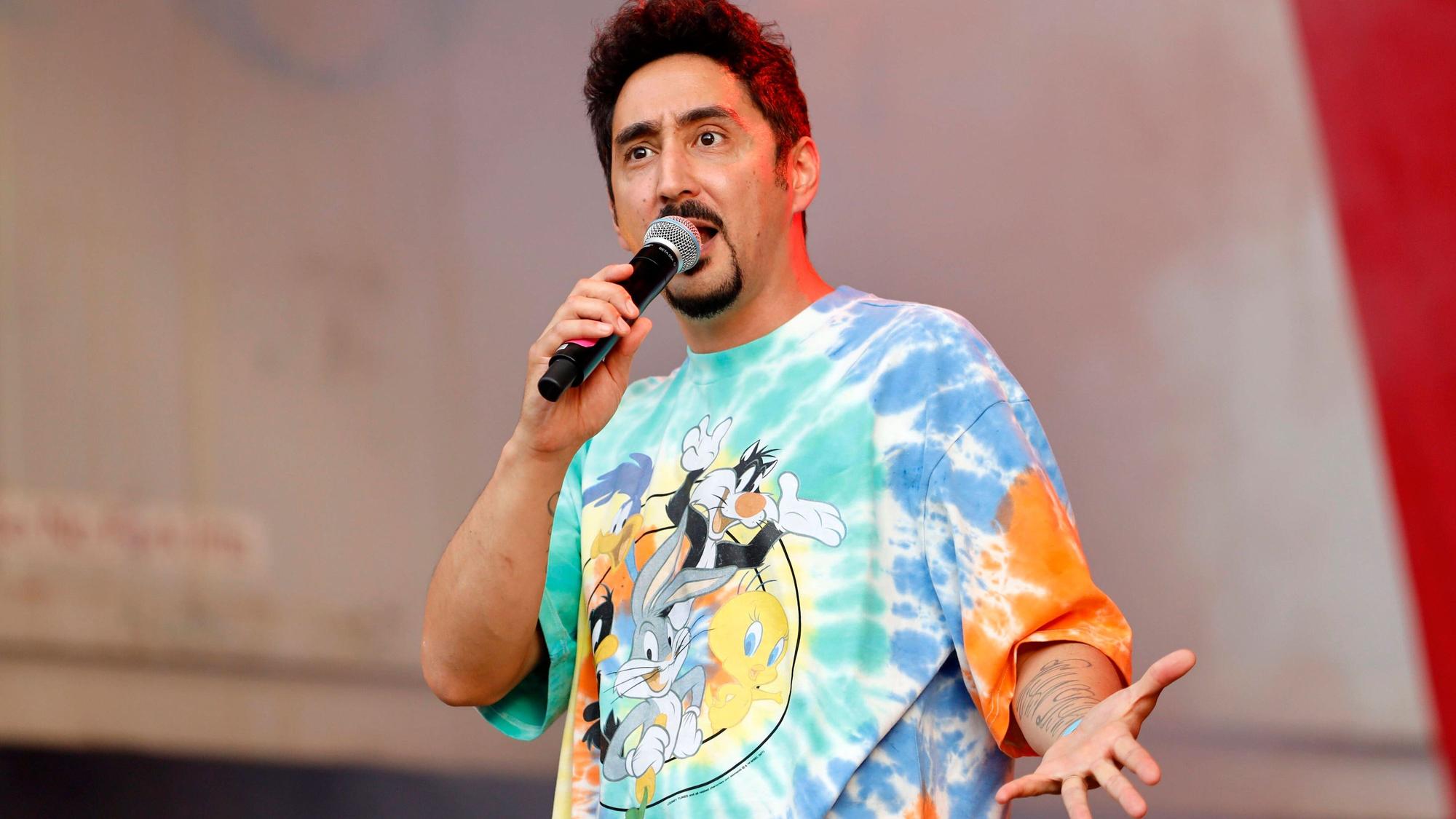Eko Fresh trägt ein Looney-Tunes-Hemd.