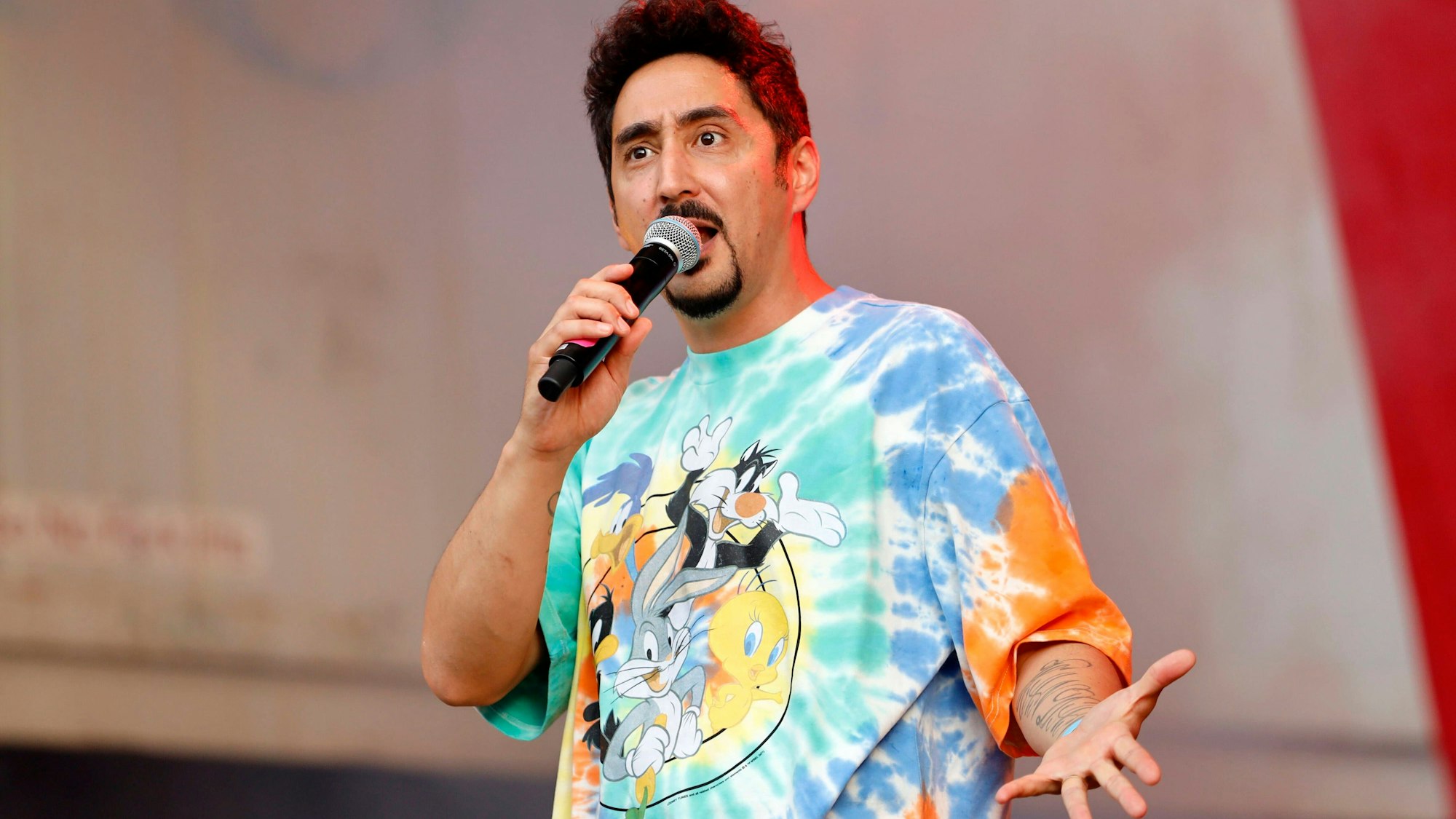 Eko Fresh trägt ein Looney-Tunes-Hemd.
