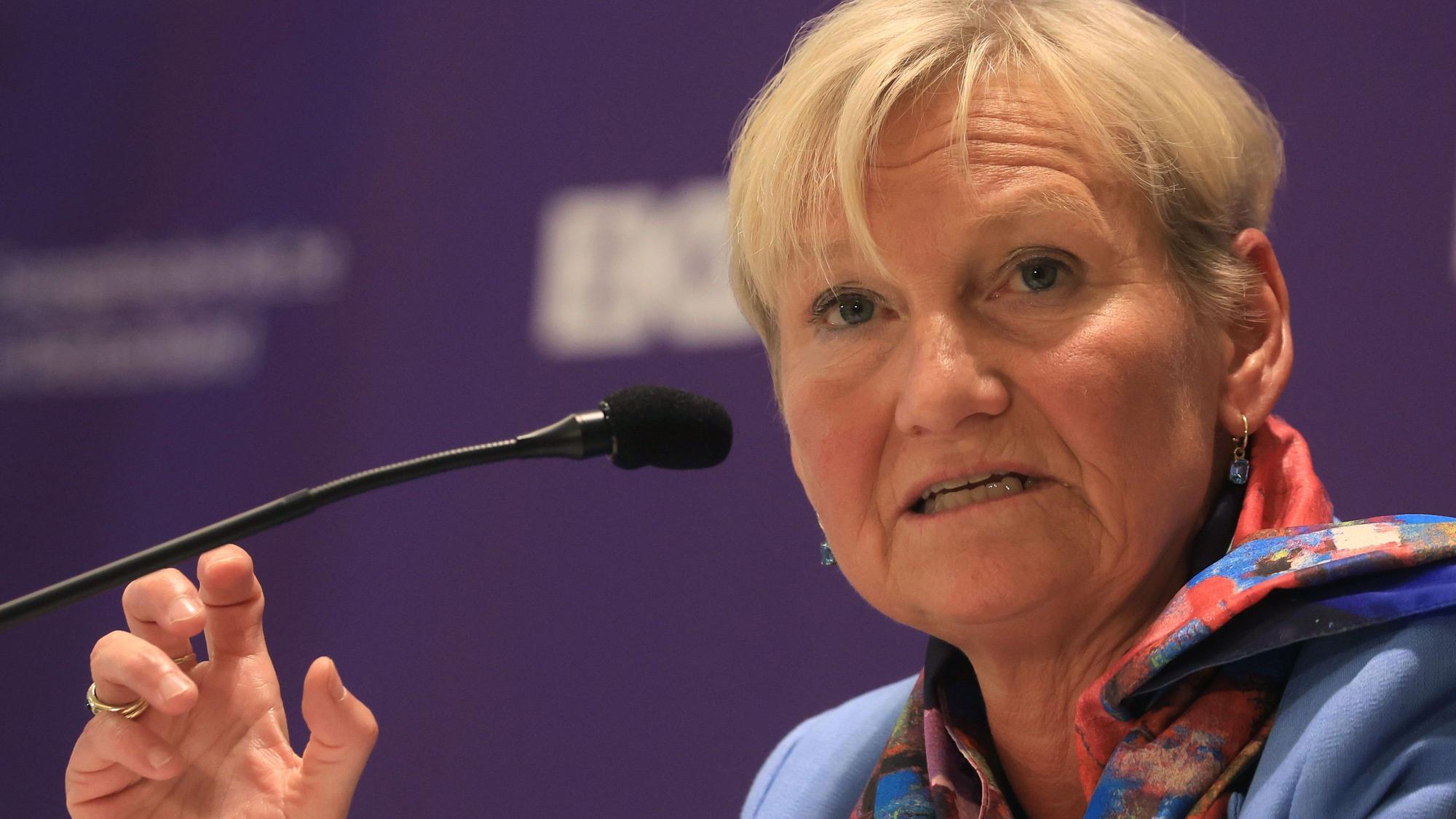 Bischöfin Kirsten Fehrs auf einer Pressekonferenz während der aktuellen Synode.
