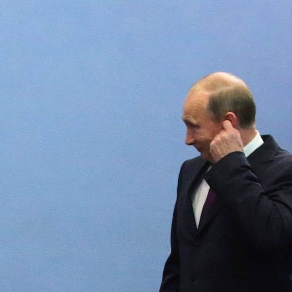Kremlchef Wladimir Putin neben einer deutschen Fahne. Der russische Präsident schweigt bislang zum Wahlsieg von Friedrich Merz in Deutschland. (Archivbild)