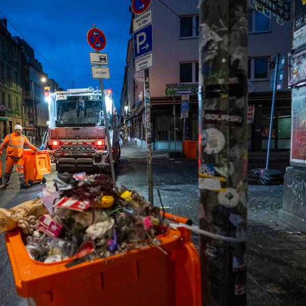 12.11.2024, Köln: n der Zülpicher Straße haben die Feiernden viel Müll hinterlassen. Hier haben gestern beim „Elften im Elften“, dem Start der Karnevalssession, tausende Menschen gefeiert. Am Morgen laufen die Aufräumarbeiten der Abfallwirtschaftsbetriebe (AWB). Foto: Uwe Weiser