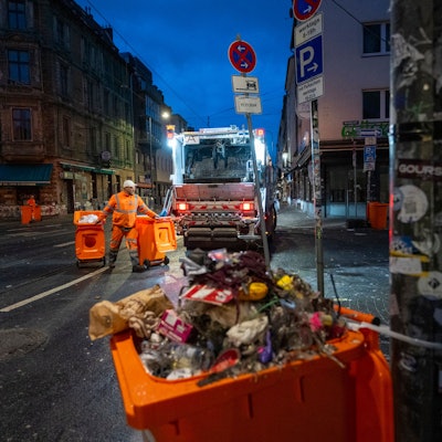 12.11.2024, Köln: n der Zülpicher Straße haben die Feiernden viel Müll hinterlassen. Hier haben gestern beim „Elften im Elften“, dem Start der Karnevalssession, tausende Menschen gefeiert. Am Morgen laufen die Aufräumarbeiten der Abfallwirtschaftsbetriebe (AWB). Foto: Uwe Weiser