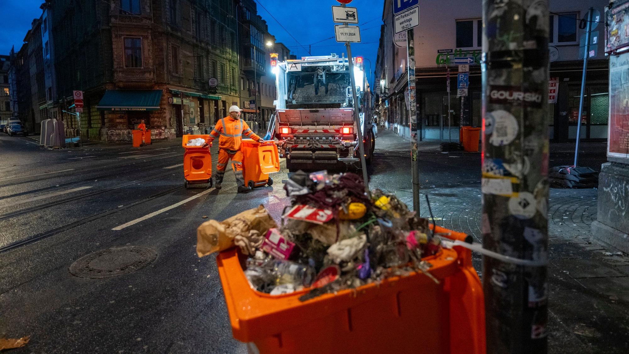 12.11.2024, Köln: n der Zülpicher Straße haben die Feiernden viel Müll hinterlassen. Hier haben gestern beim „Elften im Elften“, dem Start der Karnevalssession, tausende Menschen gefeiert. Am Morgen laufen die Aufräumarbeiten der Abfallwirtschaftsbetriebe (AWB). Foto: Uwe Weiser