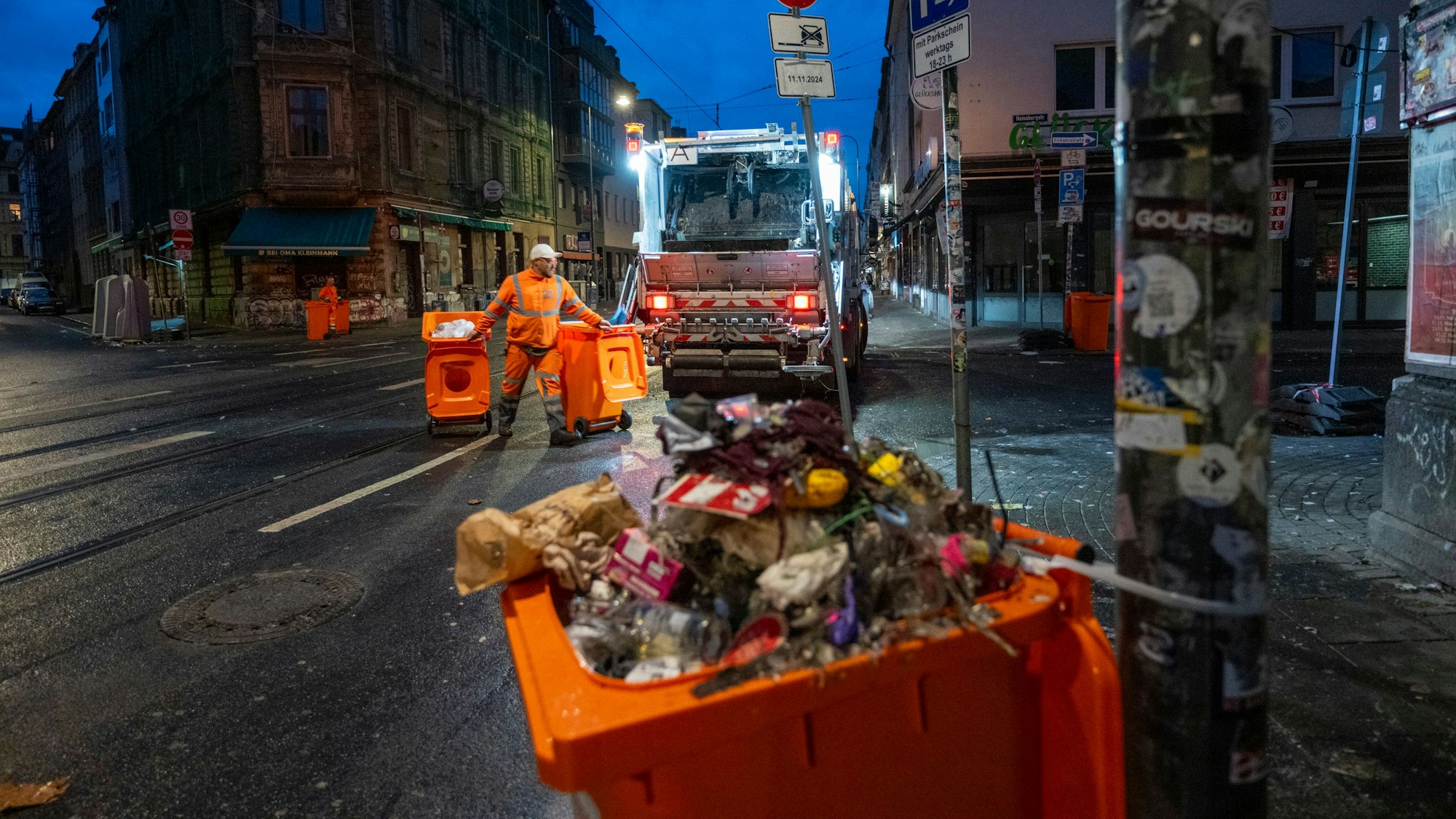 12.11.2024, Köln: n der Zülpicher Straße haben die Feiernden viel Müll hinterlassen. Hier haben gestern beim „Elften im Elften“, dem Start der Karnevalssession, tausende Menschen gefeiert. Am Morgen laufen die Aufräumarbeiten der Abfallwirtschaftsbetriebe (AWB). Foto: Uwe Weiser