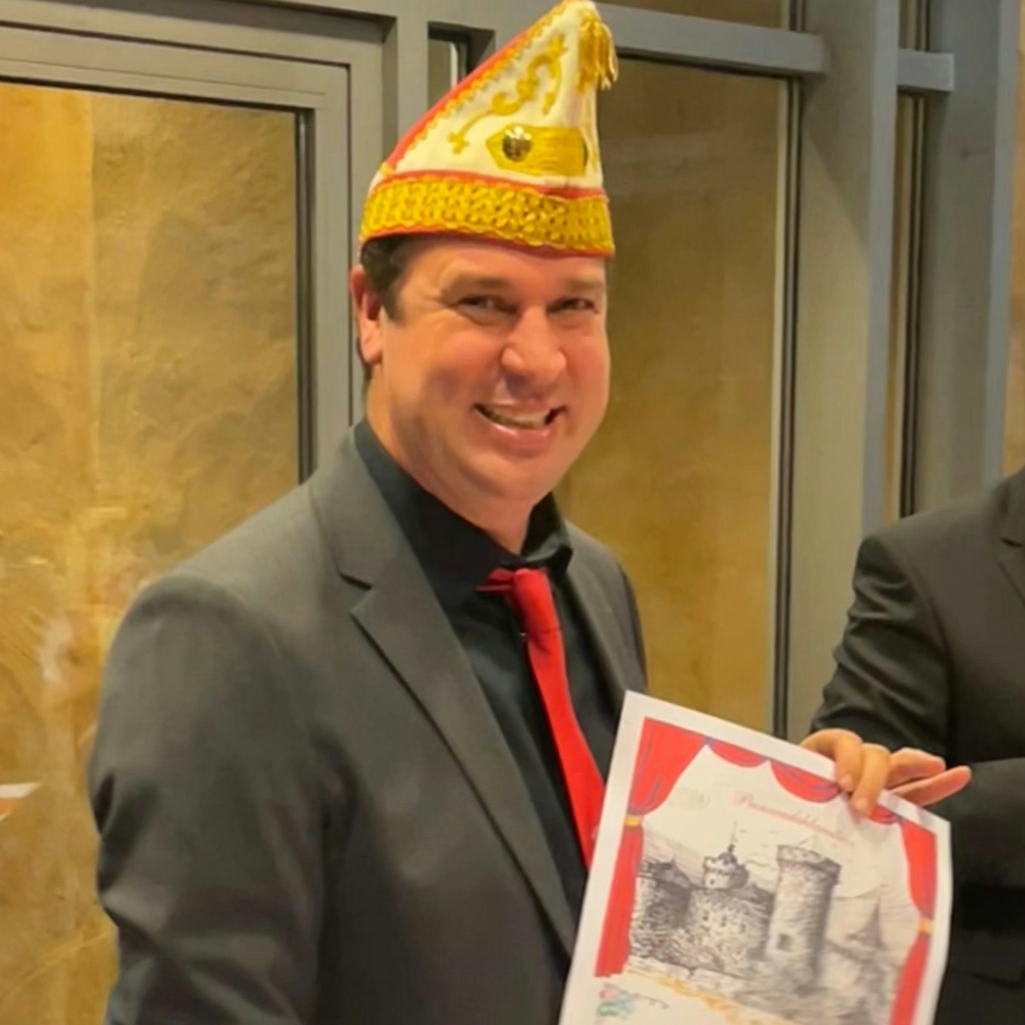 Bastian Schumacher hält den Prinzenvertrag in Händen.