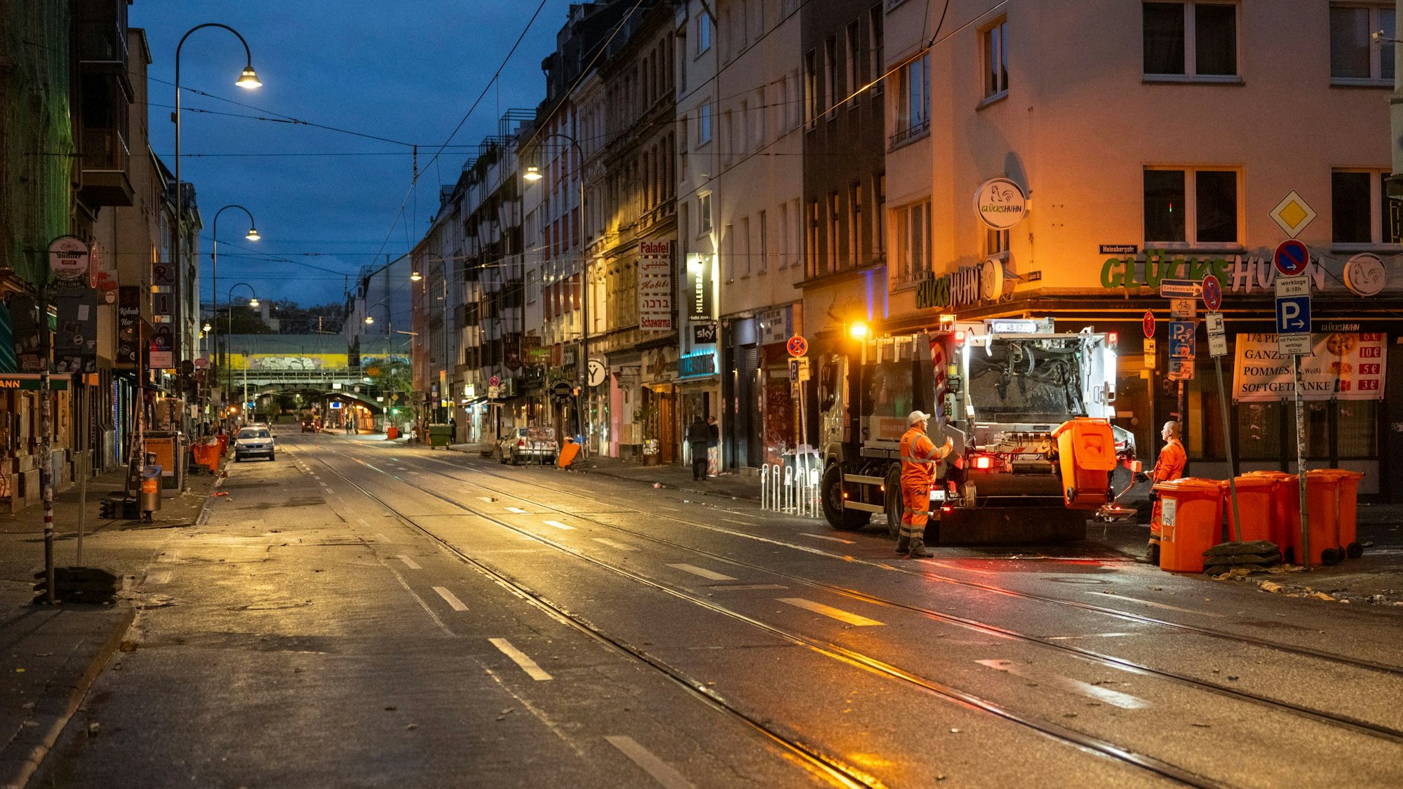 12.11.2024, Köln: n der Zülpicher Straße haben die Feiernden viel Müll hinterlassen. Hier haben gestern beim „Elften im Elften“, dem Start der Karnevalssession, tausende Menschen gefeiert. Am Morgen laufen die Aufräumarbeiten der Abfallwirtschaftsbetriebe (AWB). Foto: Uwe Weiser