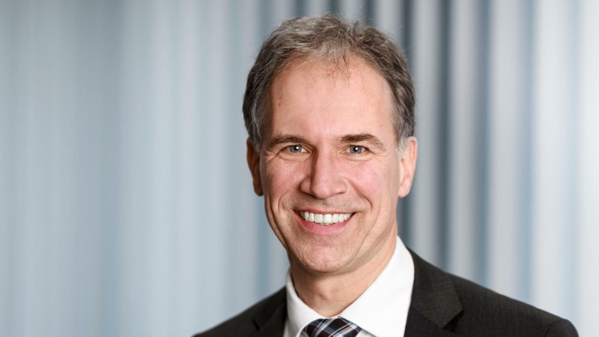 Norbert Reinkober lacht in die Kamera.