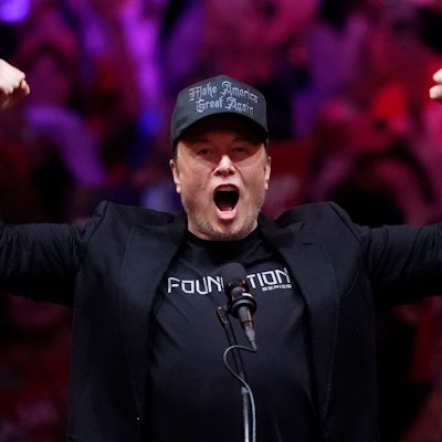 ARCHIV - 27.10.2024, USA, New York: Elon Musk spricht vor dem republikanischen US-Präsidentschaftskandidaten und ehemaligen US-Präsidenten Trump bei einer Wahlkampfveranstaltung im Madison Square Garden in New York. (zu dpa: «Tesla-Kursanstieg macht Musk um Milliarden reicher») Foto: Evan Vucci/AP/dpa +++ dpa-Bildfunk +++