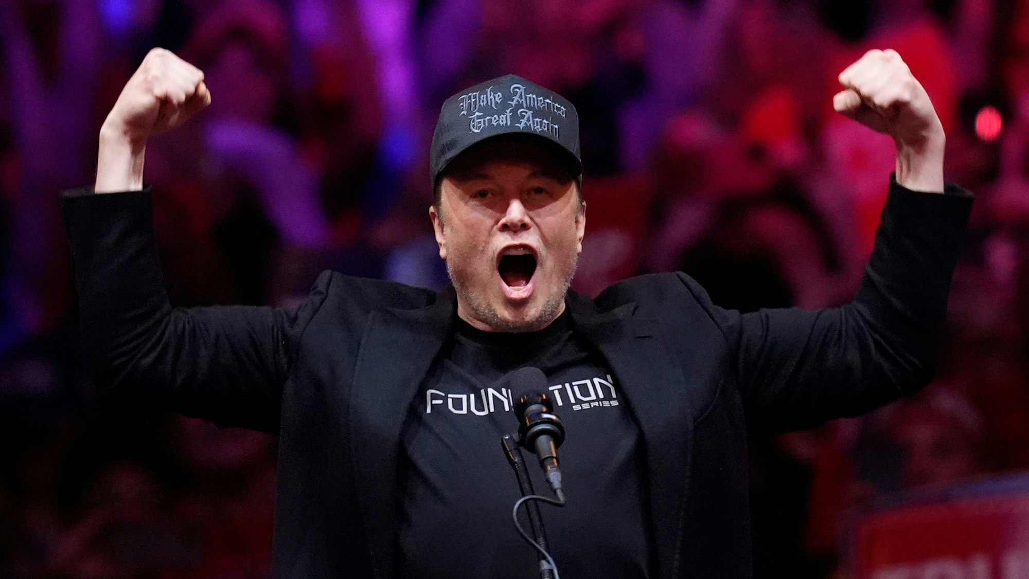 ARCHIV - 27.10.2024, USA, New York: Elon Musk spricht vor dem republikanischen US-Präsidentschaftskandidaten und ehemaligen US-Präsidenten Trump bei einer Wahlkampfveranstaltung im Madison Square Garden in New York. (zu dpa: «Tesla-Kursanstieg macht Musk um Milliarden reicher») Foto: Evan Vucci/AP/dpa +++ dpa-Bildfunk +++