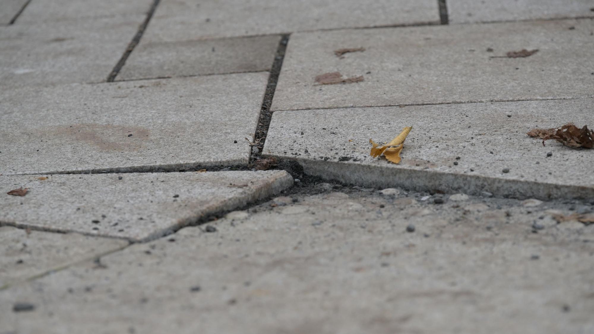 Die Detailaufnahme zeigt die Unebenheiten im Straßenpflaster.