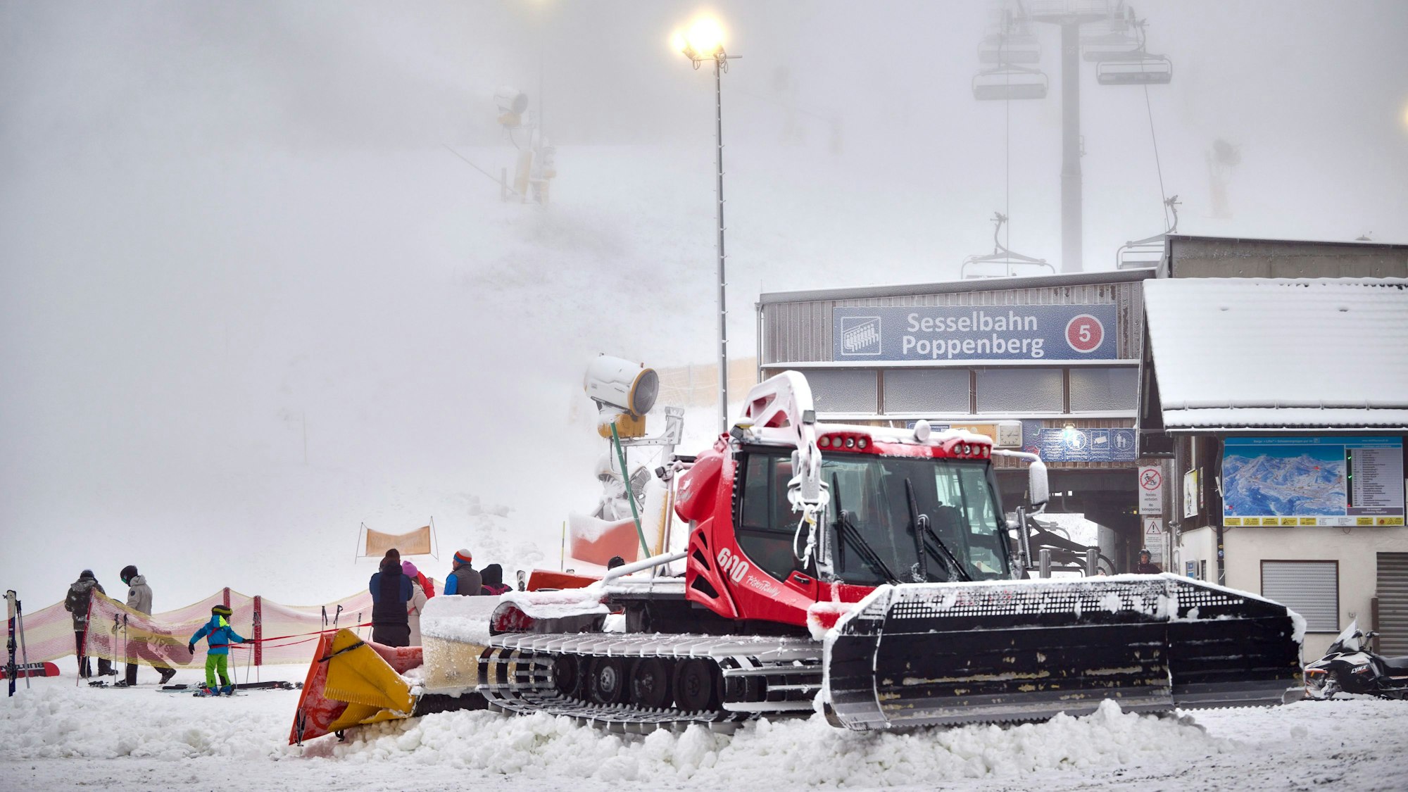 Ein Pistenfahrzeug steht vor der künstlich beschneiten Piste am Poppenberg (Archivfoto).