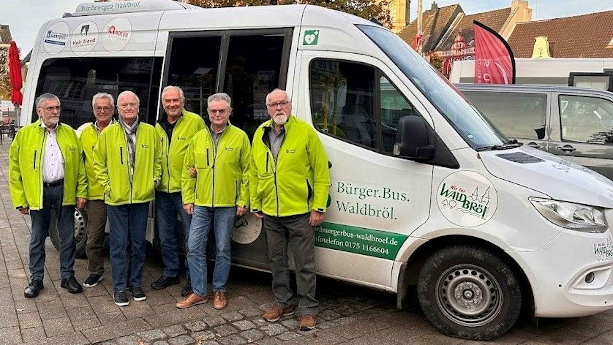 Rollt ab Montag, 4. August 2025, nur noch auf Bestellung per App oder Telefon durch die Marktstadt: der Waldbröler Bürgerbus. Auf dem Foto haben sich einige der Fahrer am Fahrzeug versammelt.