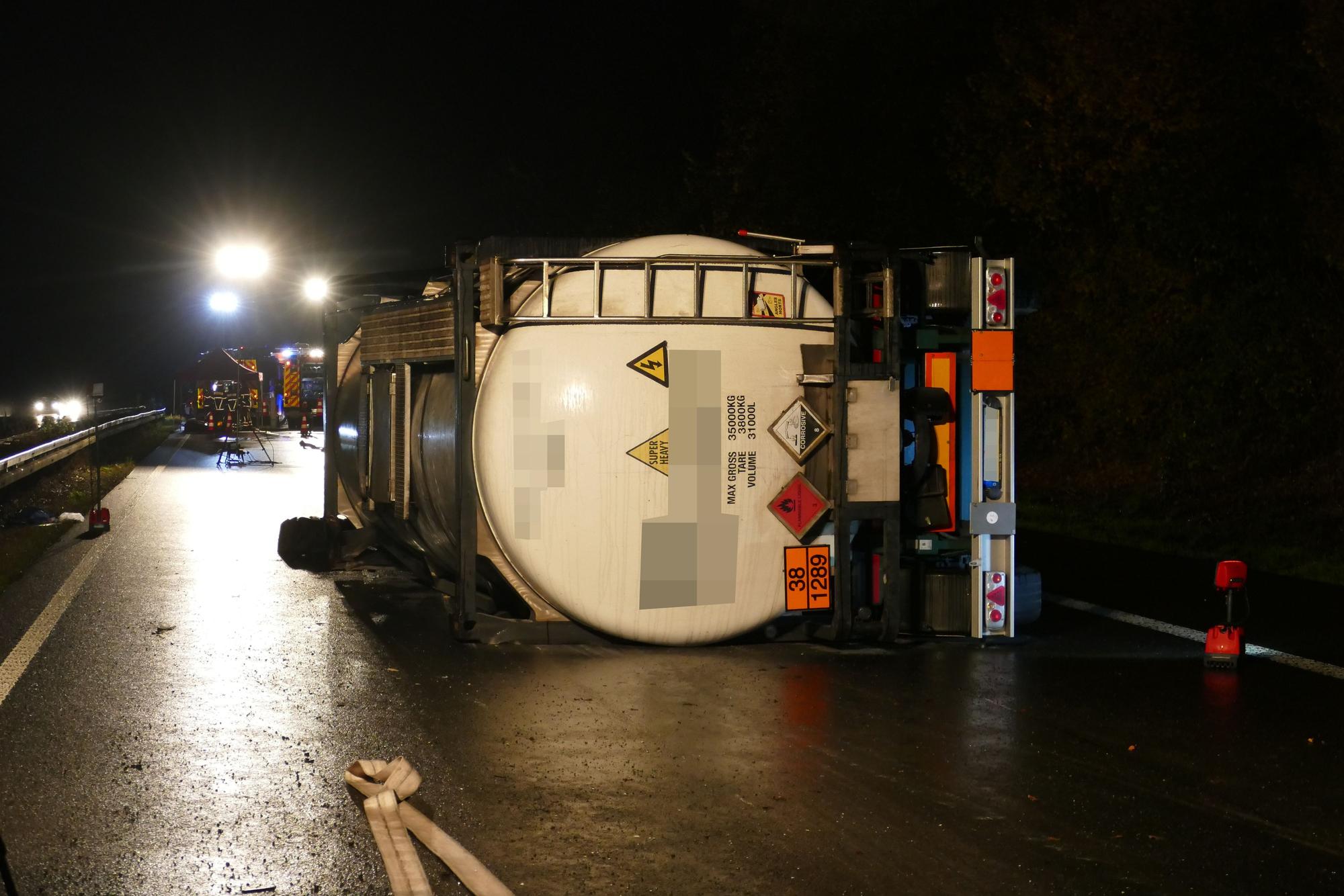 Der Lkw an der Unfallstelle.