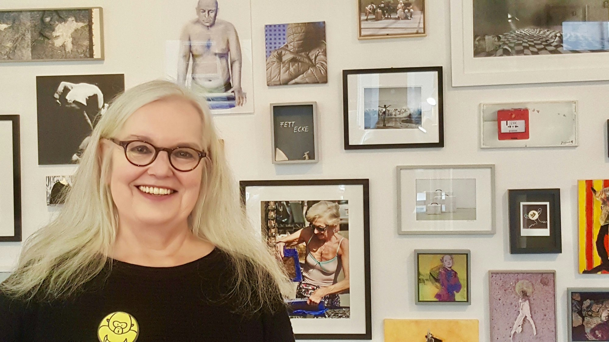 Agii Gosse vor den ausgestellten Werken in der Galerie des Kunstvereins 68elf