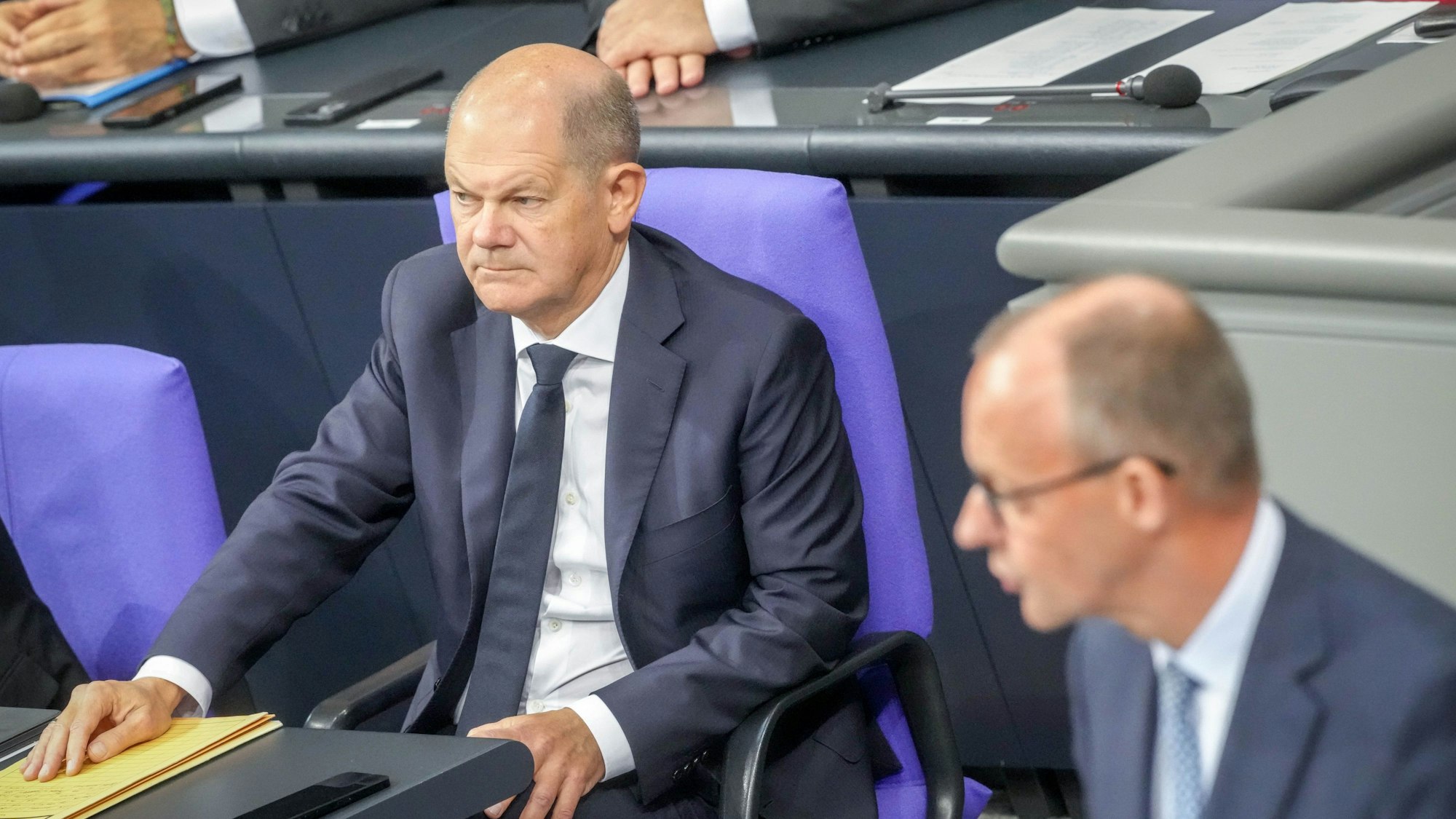 ARCHIV - 10.10.2024, Berlin: Friedrich Merz (r), CDU-Bundesvorsitzender und Unionsfraktionsvorsitzender, spricht im Bundestag vor Bundeskanzler Olaf Scholz (SPD).