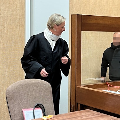 Der Angeklagte mit seiner Verteidiger Isabell Schemmel beim Prozessauftakt im Landgericht Köln
