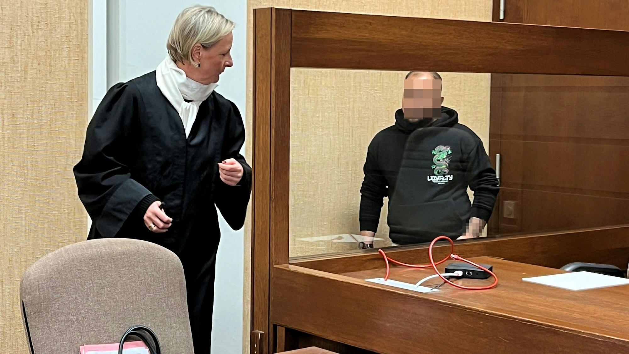 Der Angeklagte mit seiner Verteidiger Isabell Schemmel beim Prozessauftakt im Landgericht Köln