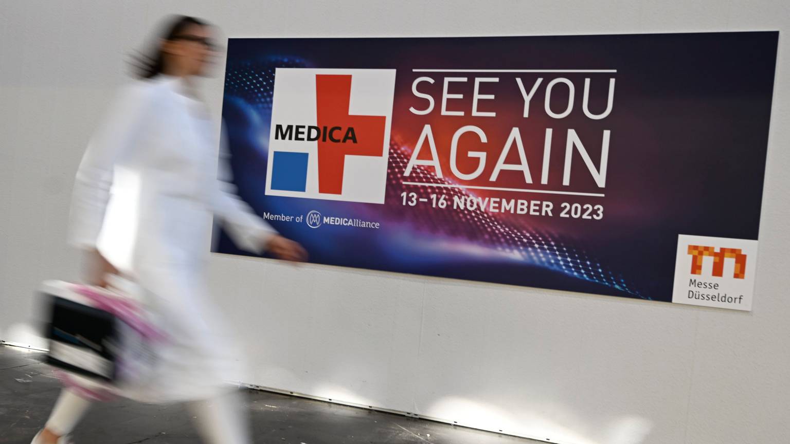 Düsseldorf: Eine Person geht an einem Logo der "MEDICA"-Messe vorbei