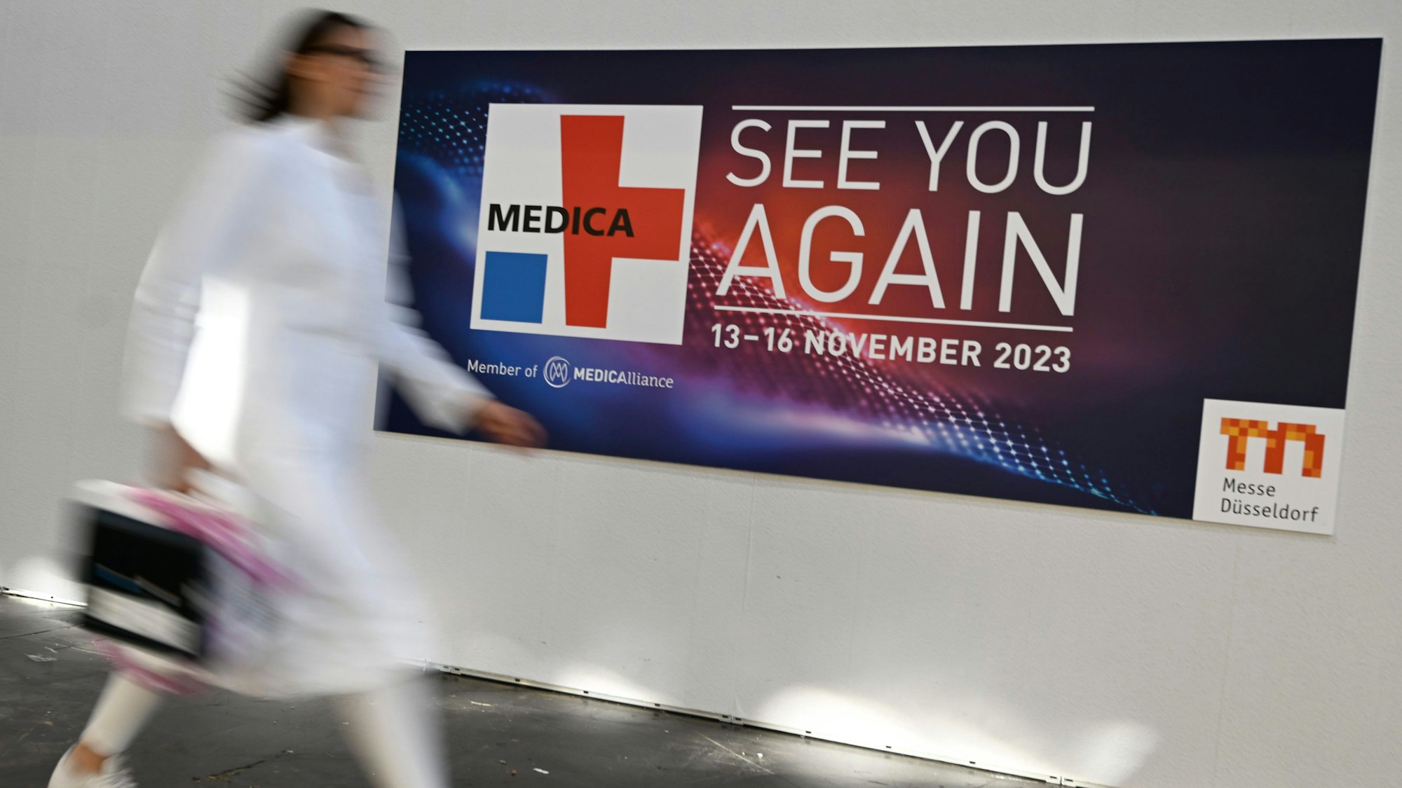 Düsseldorf: Eine Person geht an einem Logo der "MEDICA"-Messe vorbei