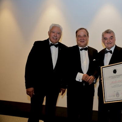 Ernst Vleer, Armin Laschet, Herbert Reul und Fritz Schramma stehen nebeneinander im Smoking