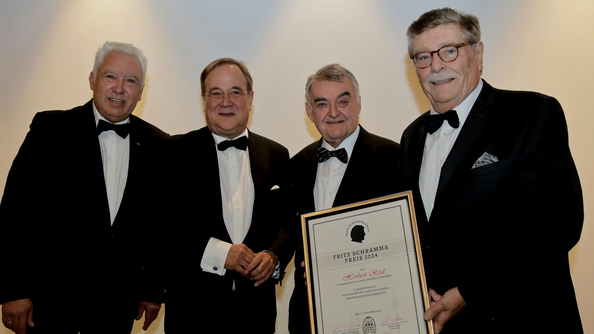 Ernst Vleer, Armin Laschet, Herbert Reul und Fritz Schramma stehen nebeneinander im Smoking