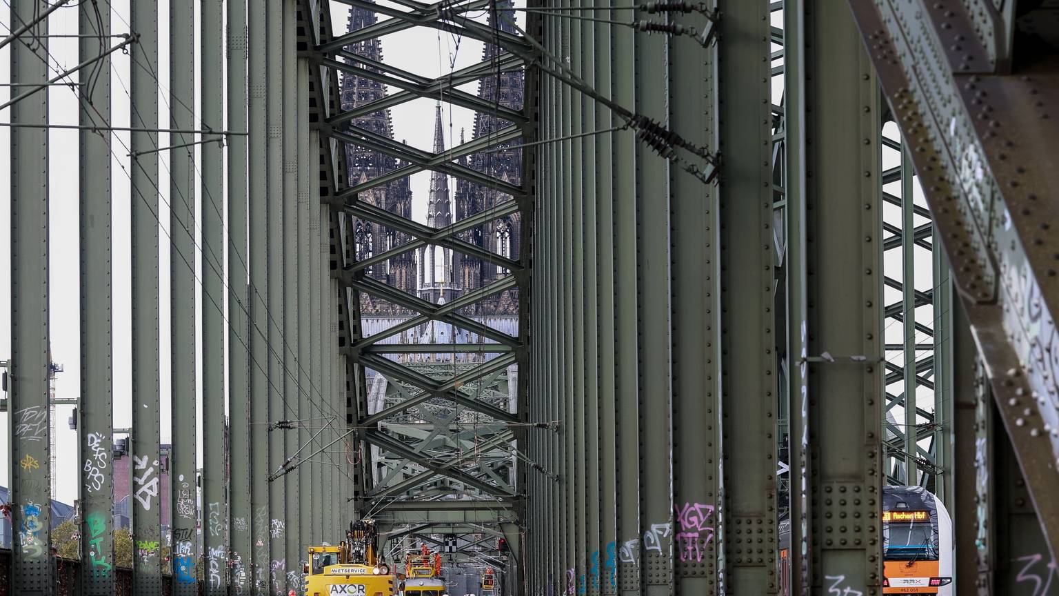 30.09.2024, Köln: Die Deutsche Bahn baut auf der Hohenzollernbrücke neue Signalbrücken für das elektronische Stellwerk.
copyright Michael Bause
