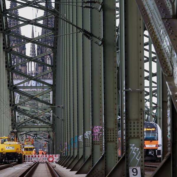Baustelle auf der Hohenzollernbrücke. Dahinter ist der Dom zu sehen.