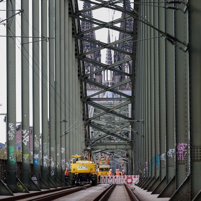 Baustelle auf der Hohenzollernbrücke. Dahinter ist der Dom zu sehen.