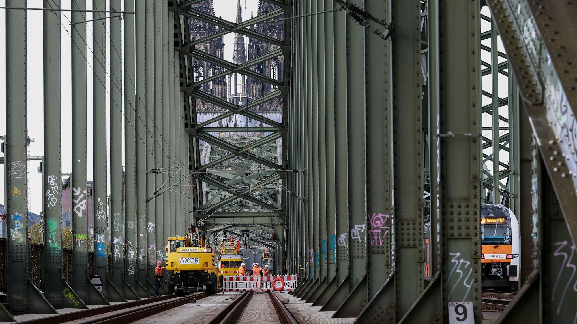 30.09.2024, Köln: Die Deutsche Bahn baut auf der Hohenzollernbrücke neue Signalbrücken für das elektronische Stellwerk.
copyright Michael Bause