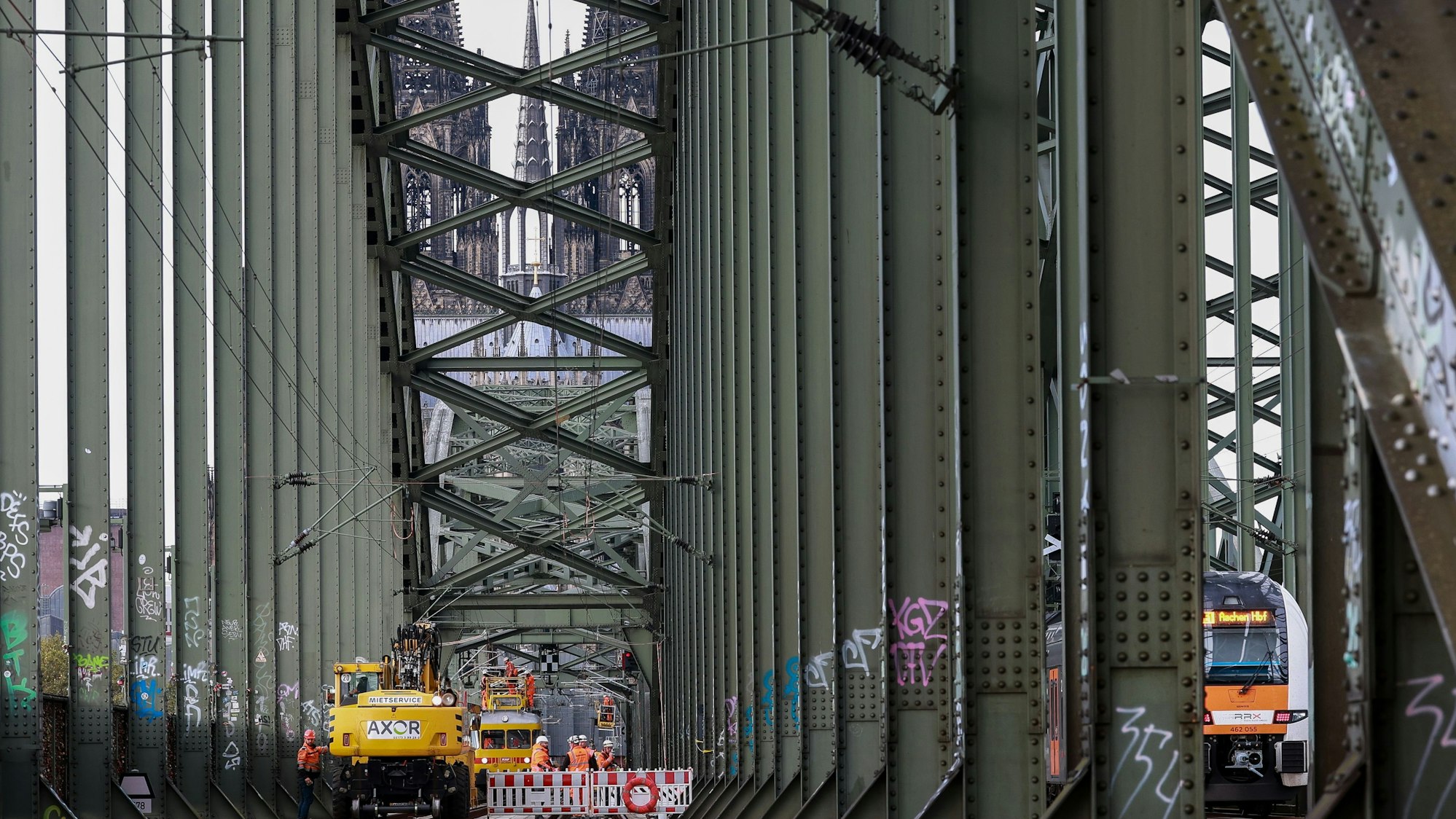 Baustelle auf der Hohenzollernbrücke. Dahinter ist der Dom zu sehen.