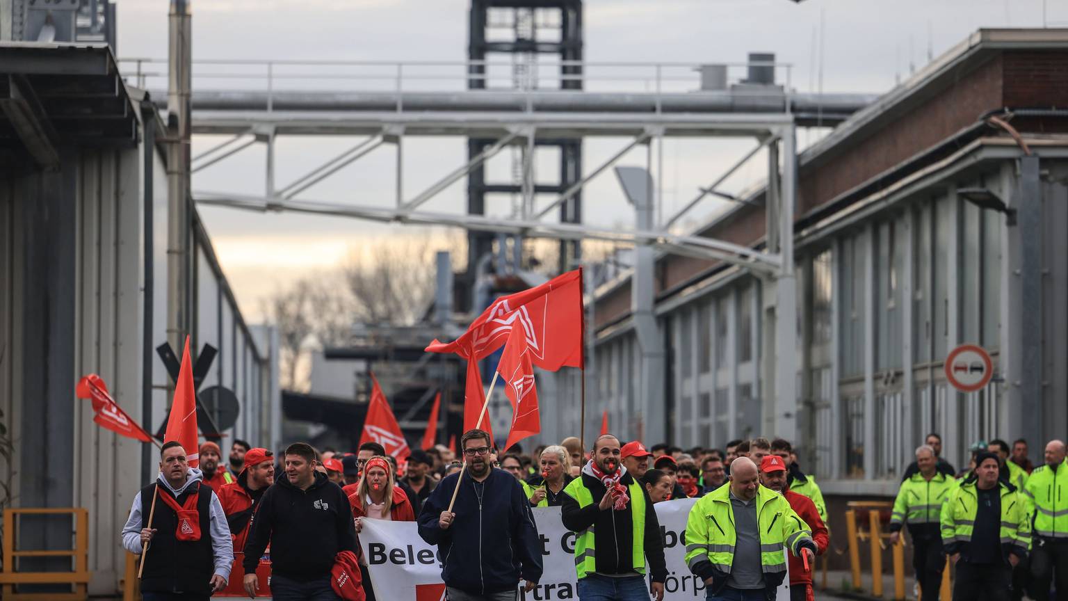 Köln: Beschäftigte des Automobilherstellers Ford gehen im Rahmen eines Warnstreiks durch das Werksgelände. Die IG Metall ruft ihre Mitglieder in der Metall- und Elektroindustrie zu flächendeckenden Warnstreiks ab Dienstag auf. Foto: Oliver Berg/dpa +++ dpa-Bildfunk +++