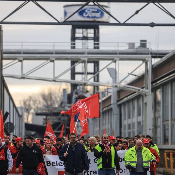 Köln: Beschäftigte des Automobilherstellers Ford gehen im Rahmen eines Warnstreiks durch das Werksgelände. Die IG Metall ruft ihre Mitglieder in der Metall- und Elektroindustrie zu flächendeckenden Warnstreiks ab Dienstag auf. Foto: Oliver Berg/dpa +++ dpa-Bildfunk +++