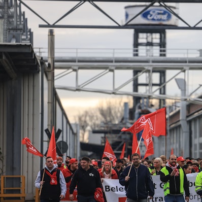 Köln: Beschäftigte des Automobilherstellers Ford gehen im Rahmen eines Warnstreiks durch das Werksgelände. Die IG Metall ruft ihre Mitglieder in der Metall- und Elektroindustrie zu flächendeckenden Warnstreiks ab Dienstag auf. Foto: Oliver Berg/dpa +++ dpa-Bildfunk +++