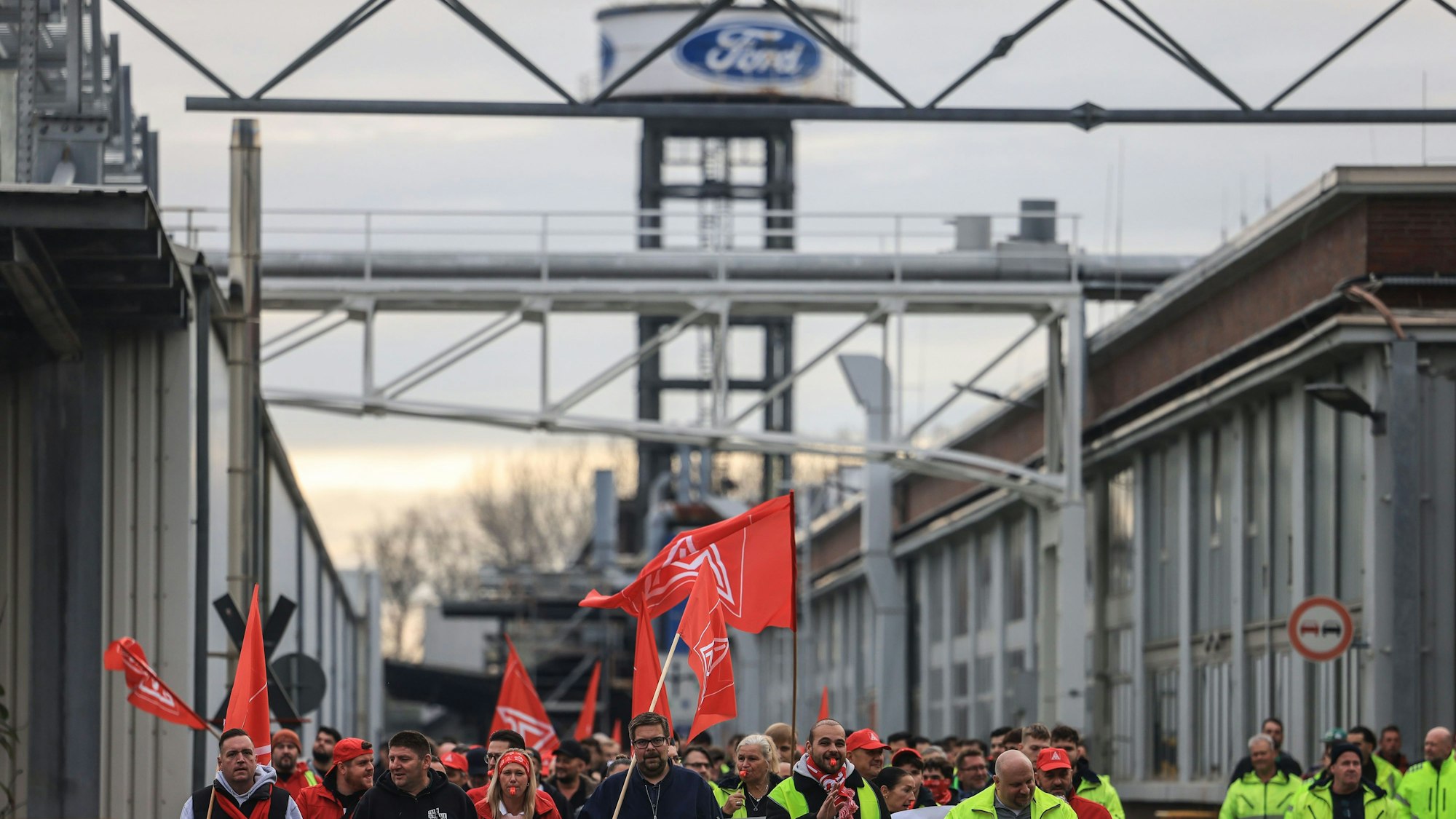 Köln: Beschäftigte des Automobilherstellers Ford gehen im Rahmen eines Warnstreiks durch das Werksgelände. Die IG Metall ruft ihre Mitglieder in der Metall- und Elektroindustrie zu flächendeckenden Warnstreiks ab Dienstag auf. Foto: Oliver Berg/dpa +++ dpa-Bildfunk +++