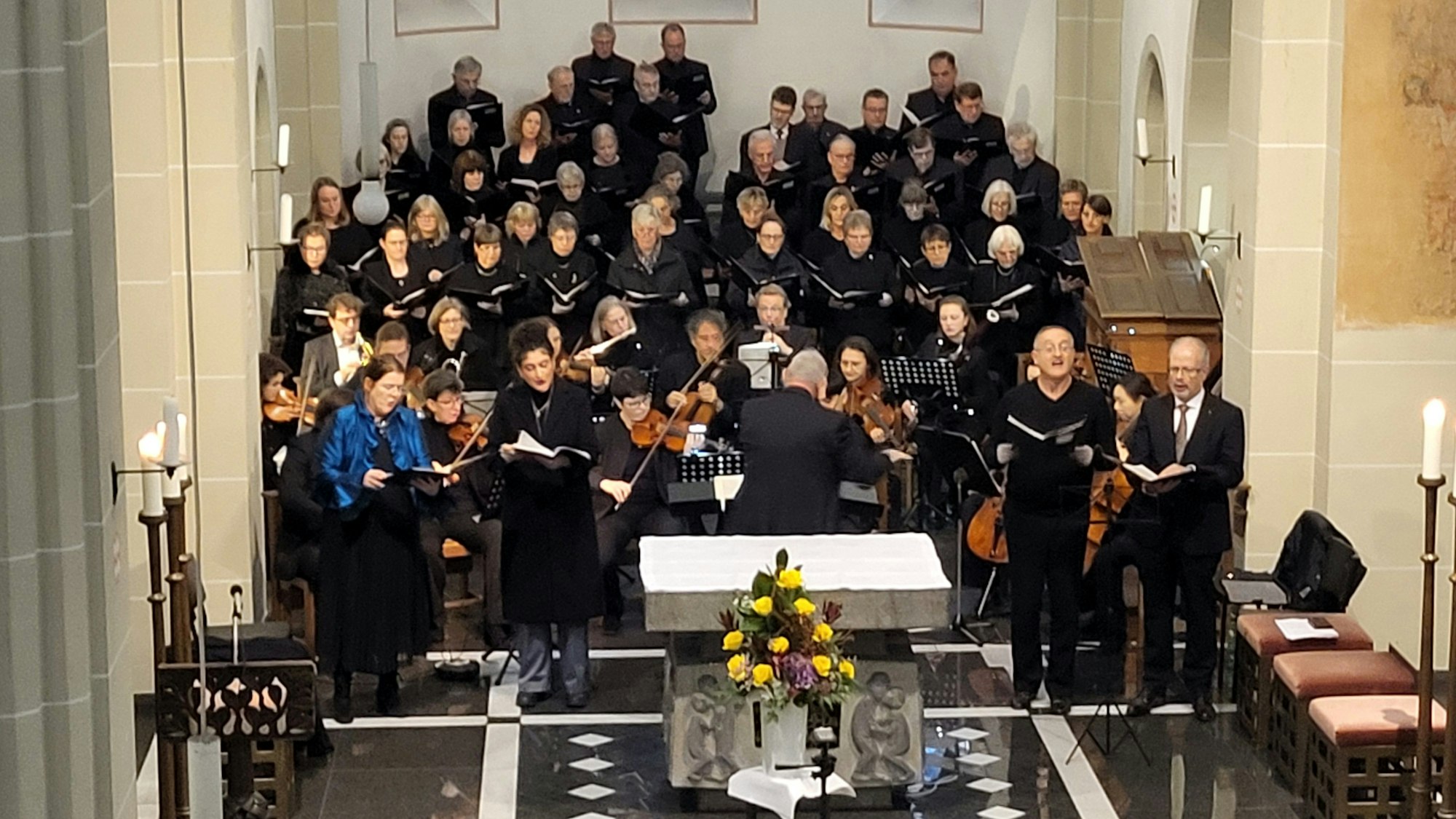 Der Chor und links und rechts je zwei Solisten.