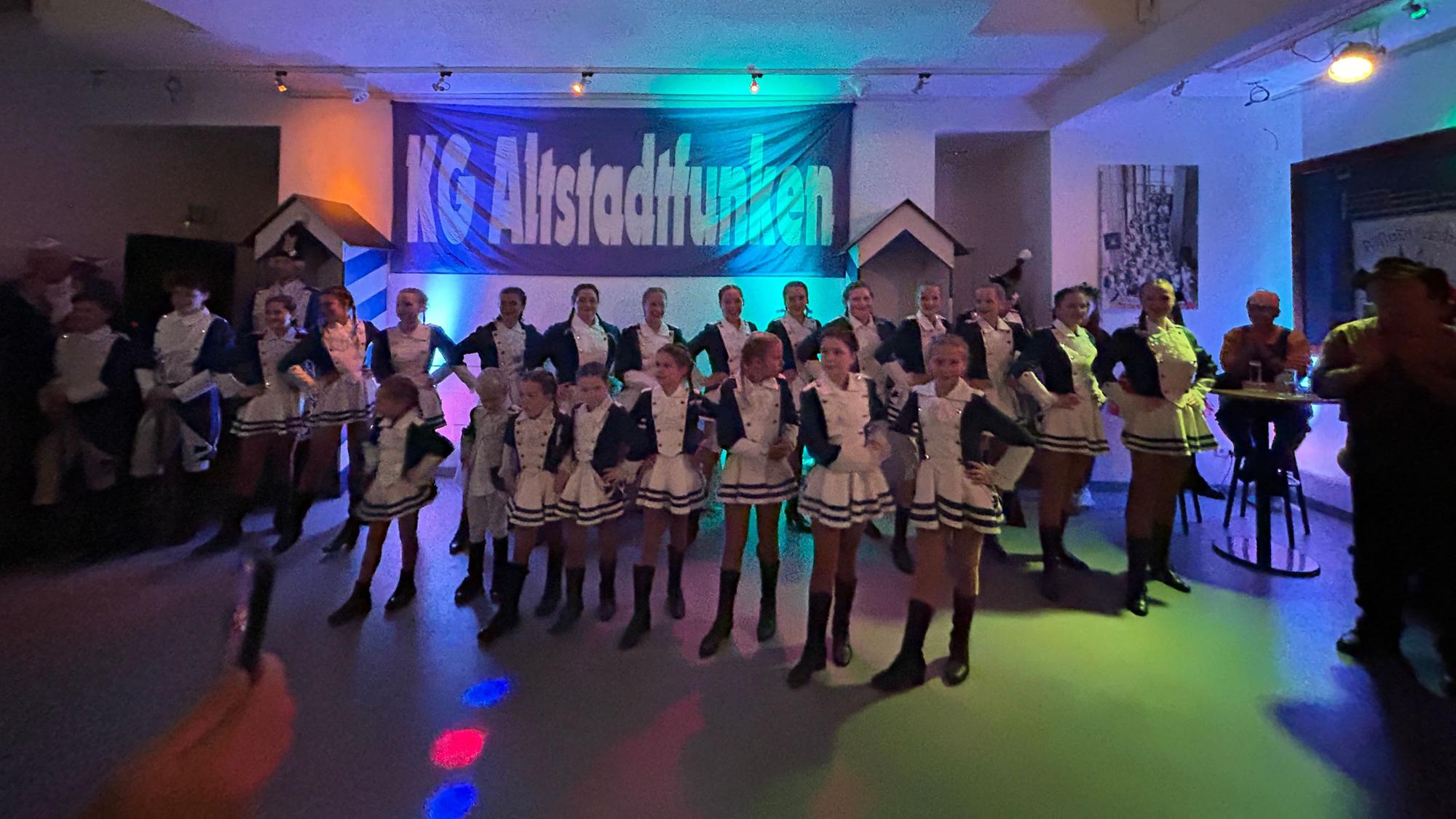 Die Kindergarde leitete den Abend ein.