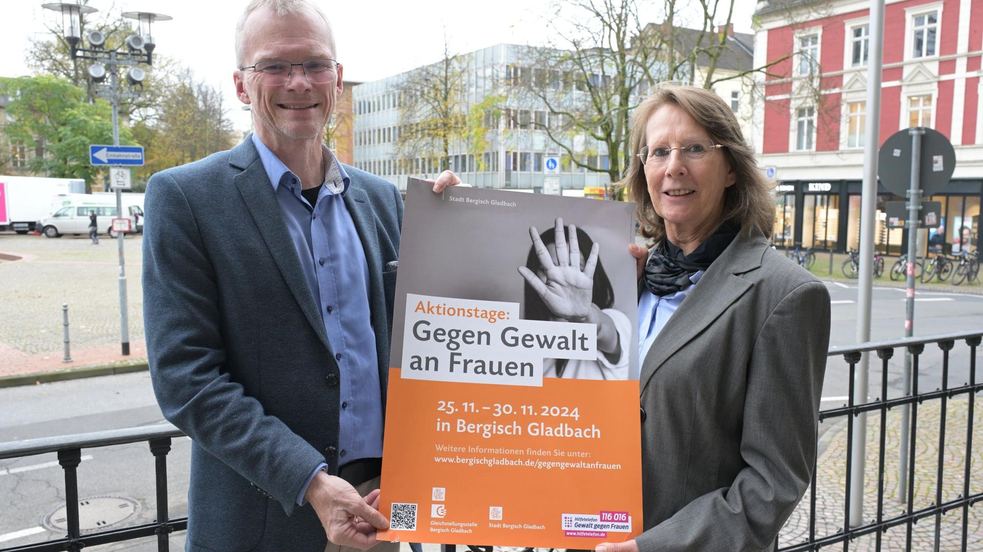 Pressekonferenz Gewalt gegen Frauen: BM Frank Stein und Judith Klaßen (Gleichstellungsbeauftragte).