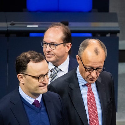 Friedrich Merz (r.n.l.), Alexander Dobrindt und vor einer Debatte im Bundestag zu möglichen Neuwahlen.