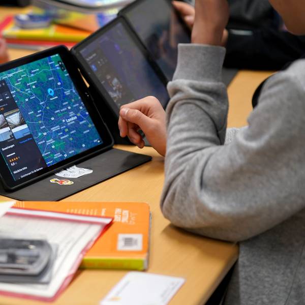 Schüler arbeiten an einem Tablet während des digitalen Englisch-Unterrichts in der Klasse 6f in der Lessing-Stadtteilschule in Harburg-Wilstorf.